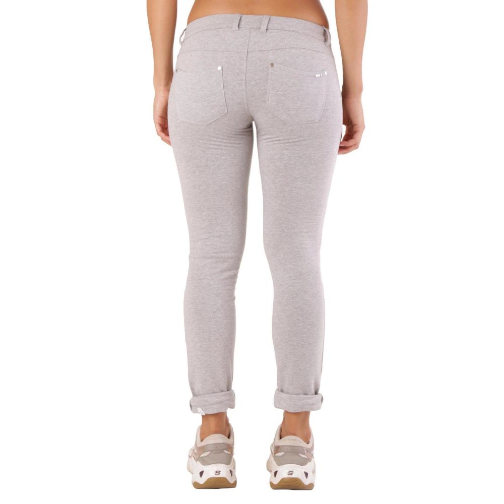 With gray cotton skinny pants