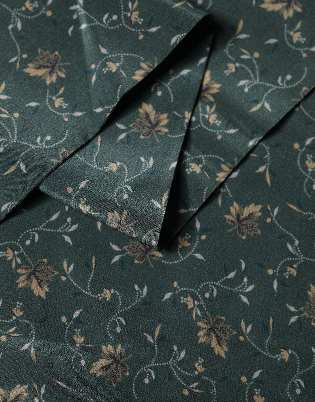 Dolce & Gabbana Grüner Seidenschal mit Blumenmuster und Fransen, 135cm x 16cm