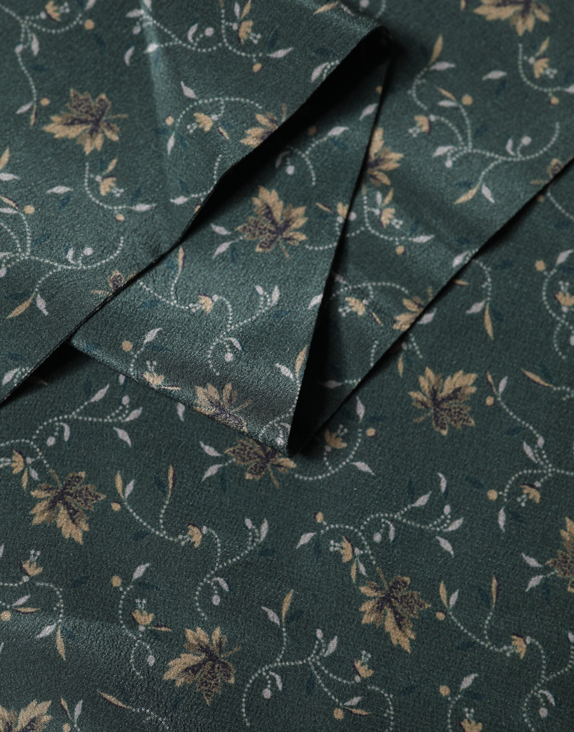 Dolce & Gabbana Grüner Seidenschal mit Blumenmuster und Fransen, 135cm x 16cm