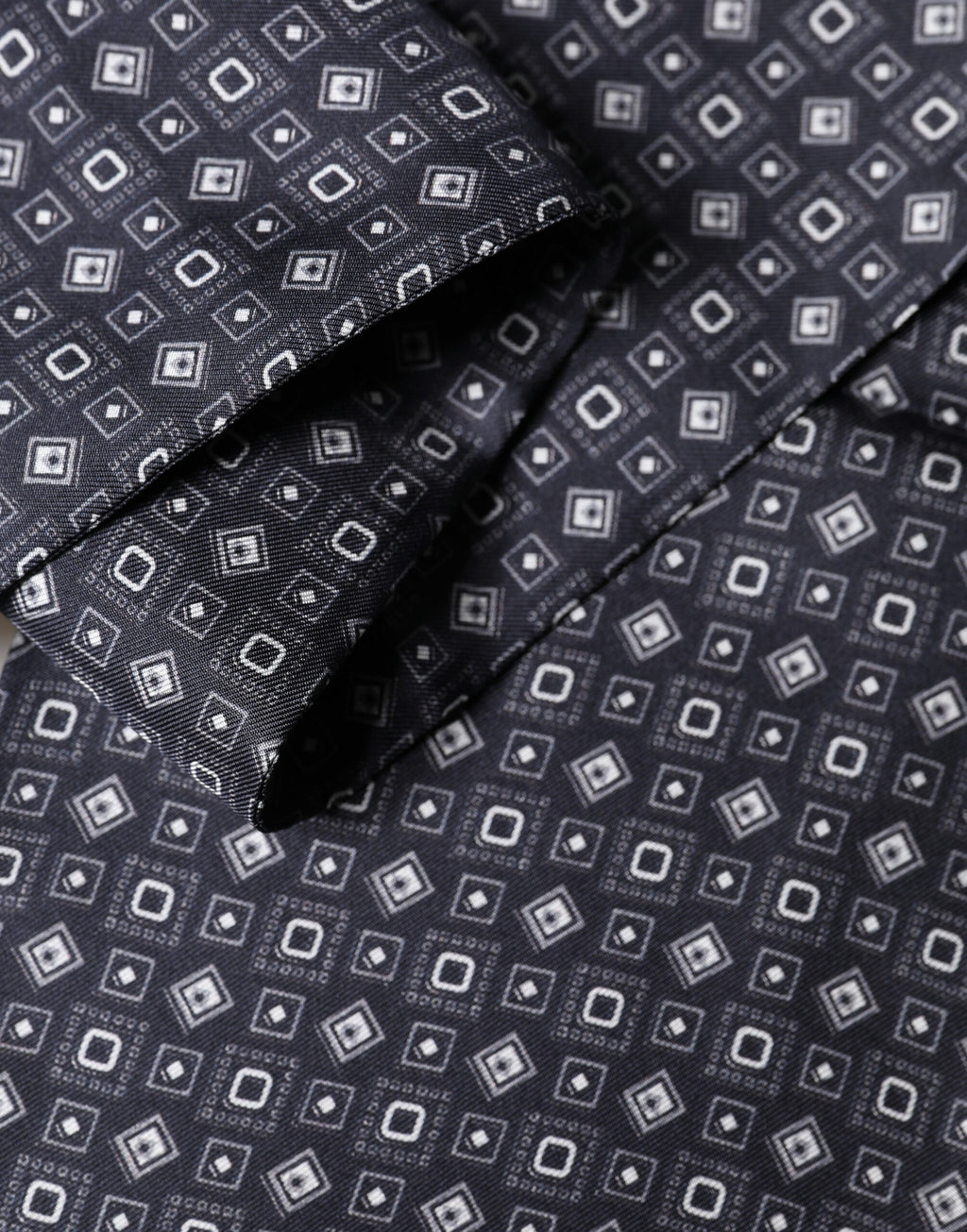 Dolce & Gabbana Schwarzer Seiden-Foulard mit geometrischem Fransenmuster 136cm x 15cm Schal