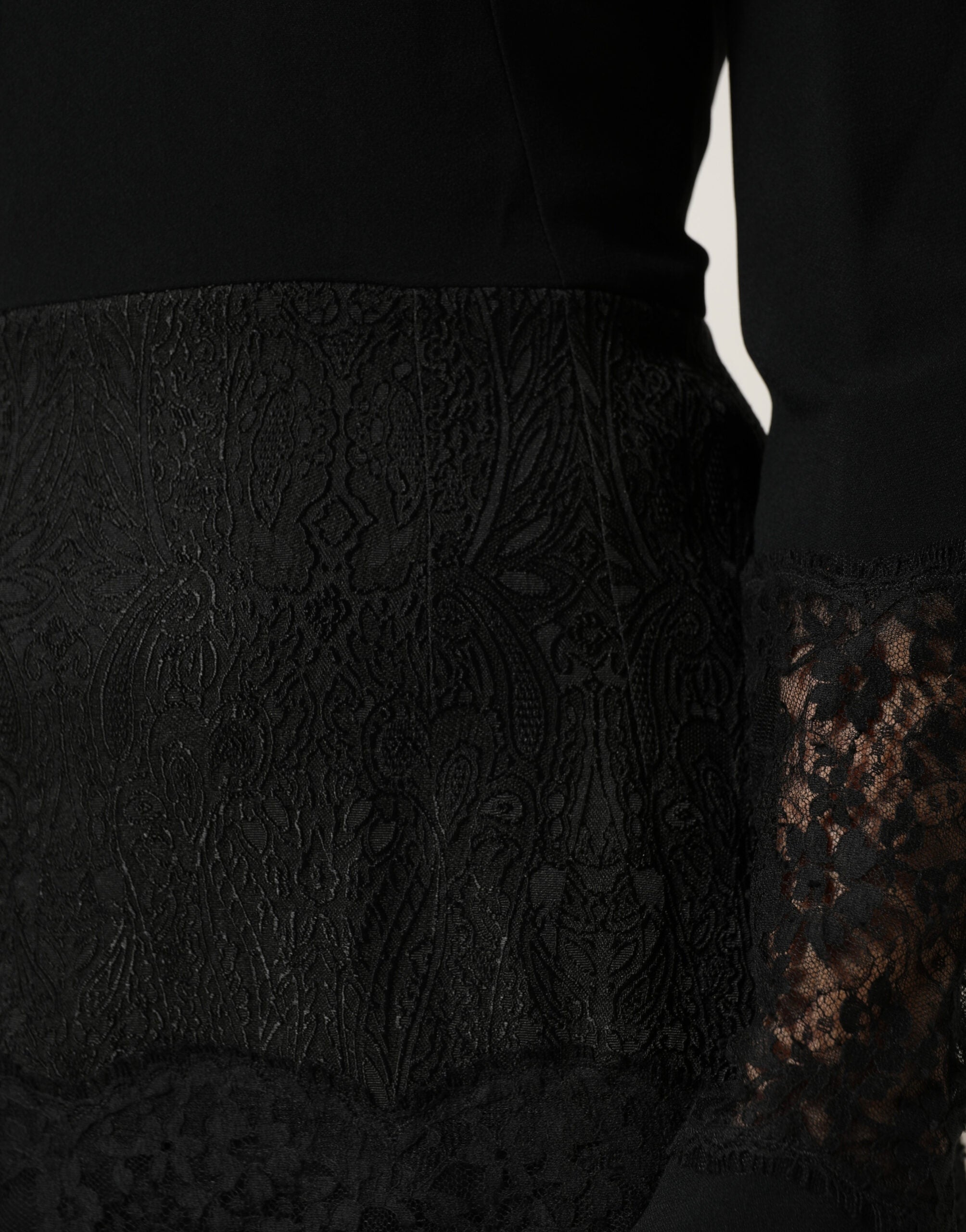 Dolce & Gabbana Schwarzes Spitzenkleid mit transparenten Einsätzen, Midi-Länge, langen Ärmeln