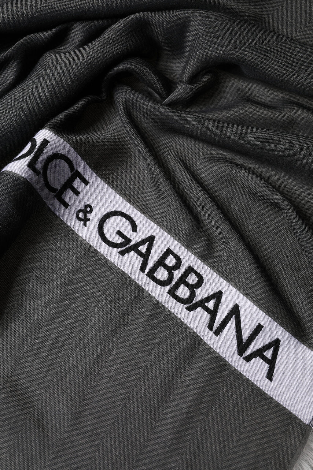 Dolce & Gabbana Schwarzer Modal-Wärmeschal mit Fransen 140cm x 134cm Herrenschal