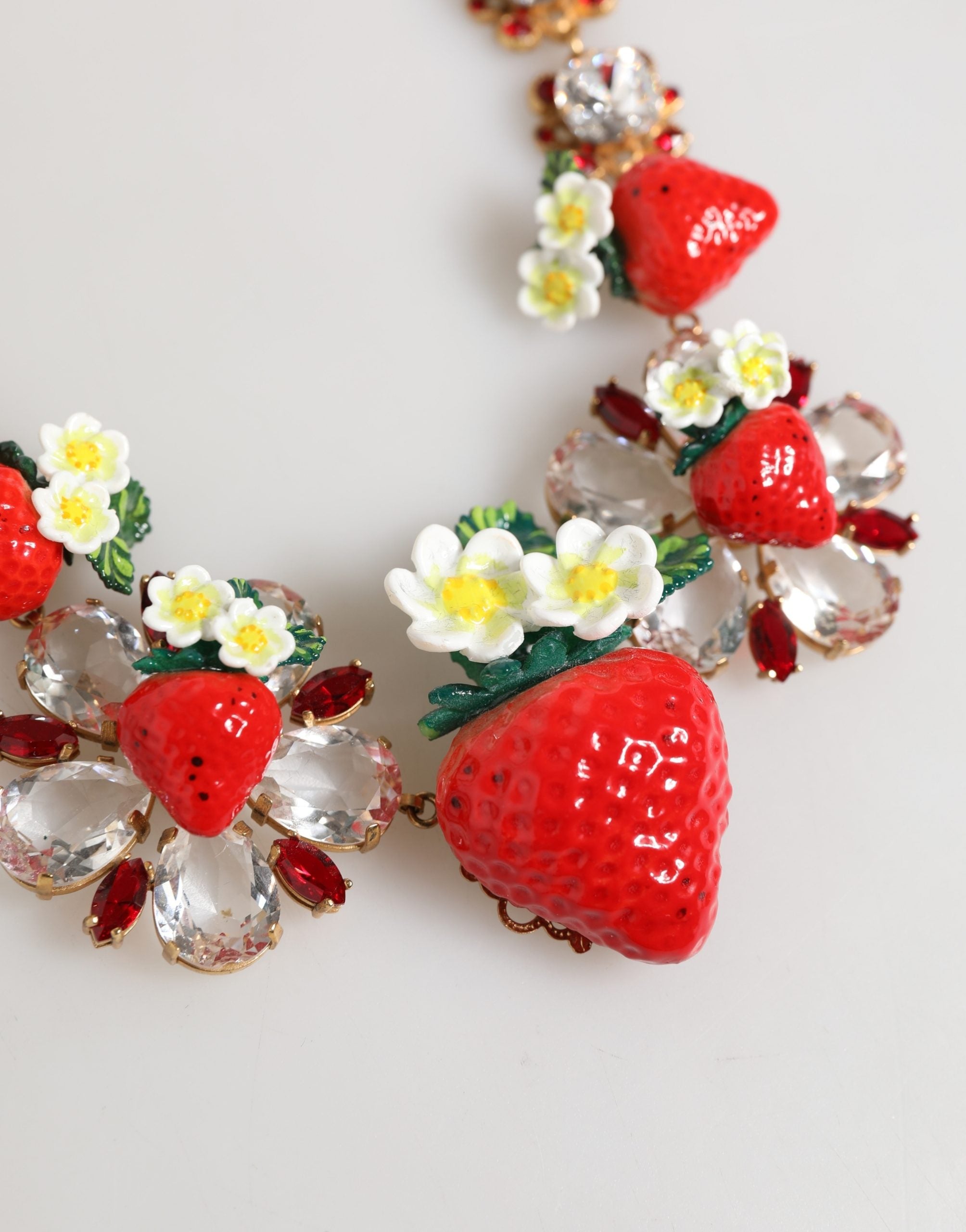 Dolce & Gabbana Halskette mit FRUIT-Anhängern aus goldfarbenem Messing, Blumen und Kristall-Logo