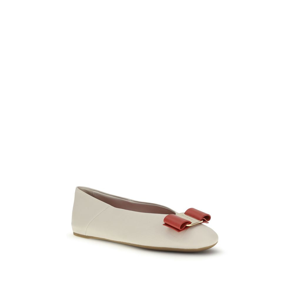 Ferragamo Weiße Ballerinas aus Kalbsleder Bos Taurus