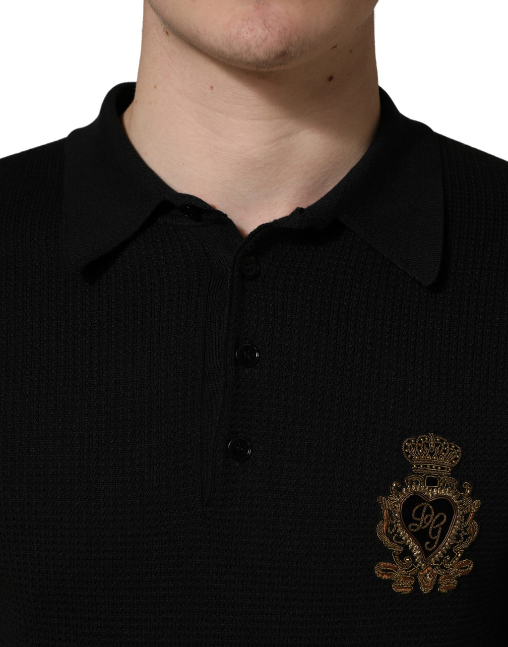 Dolce & Gabbana Schwarzes Polo-Shirt aus Seide mit heraldischem Wappen-Patch