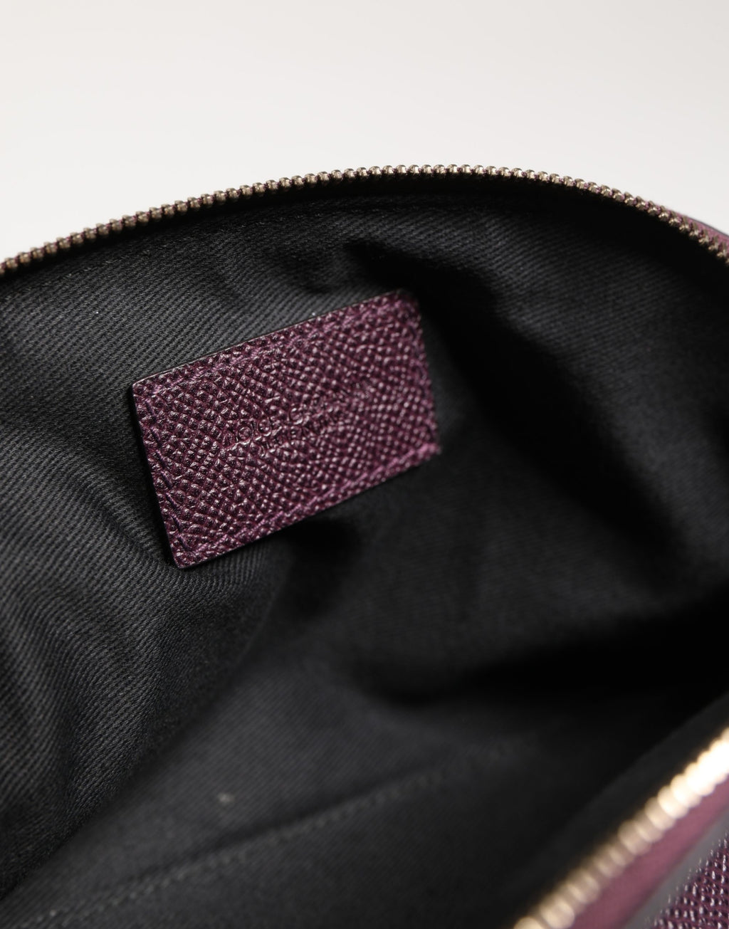 Dolce & Gabbana Dunkelviolette Leder Geldbörse mit DG Logo und Reißverschluss