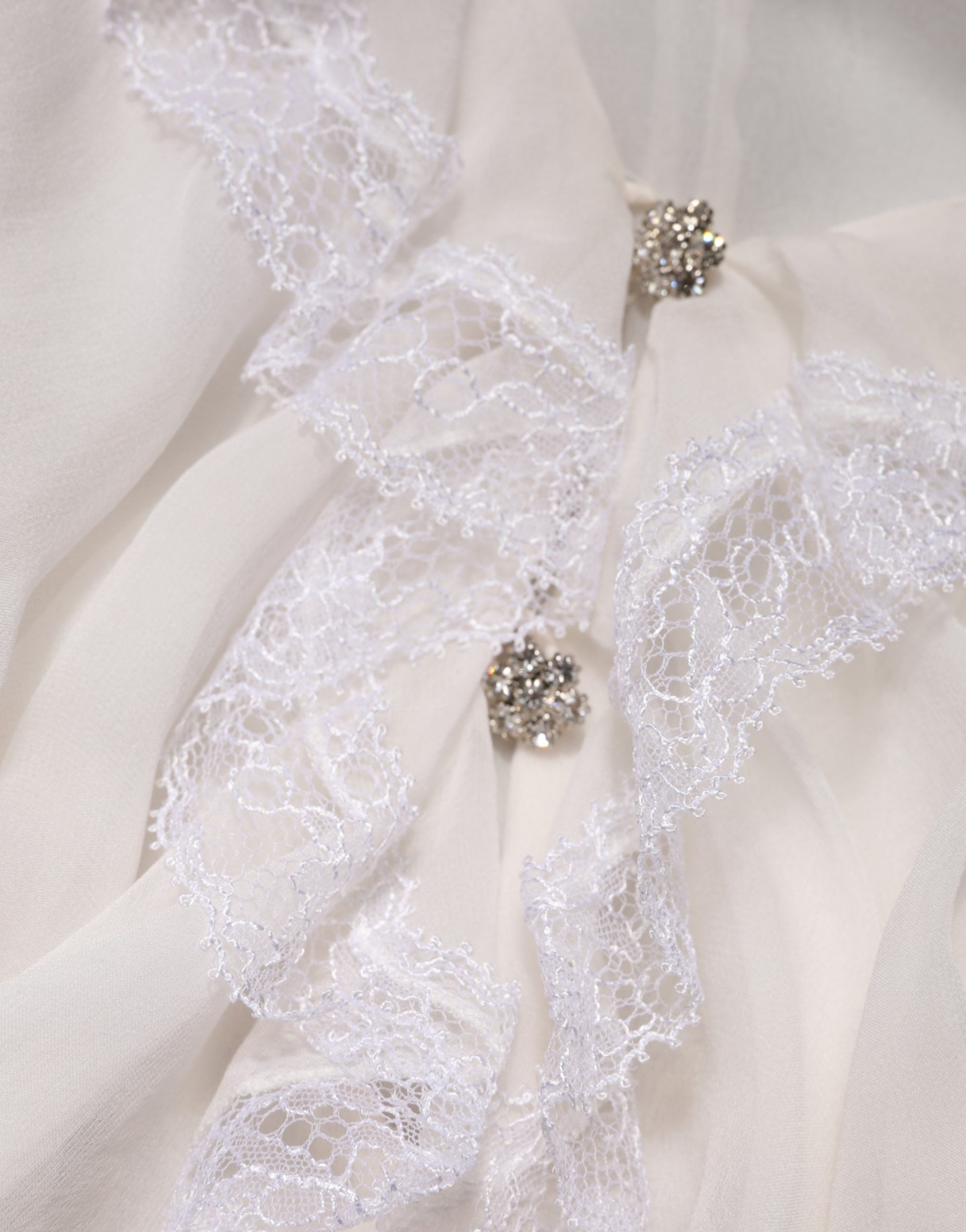 Dolce & Gabbana Weiße Langarmbluse mit Spitzenbesatz und Rüschen