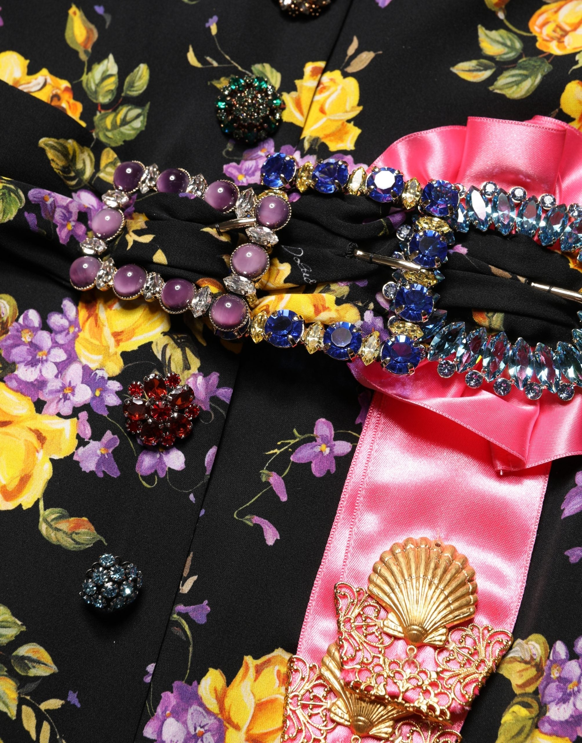 Dolce & Gabbana Midi-Kleid aus Seide mit schwarzer und violetter Kristallbrosche