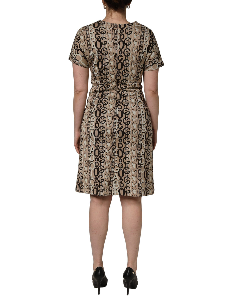 Dolce & Gabbana Braunes Etuikleid mit DG-Logo-Kette und kurzen Ärmeln
