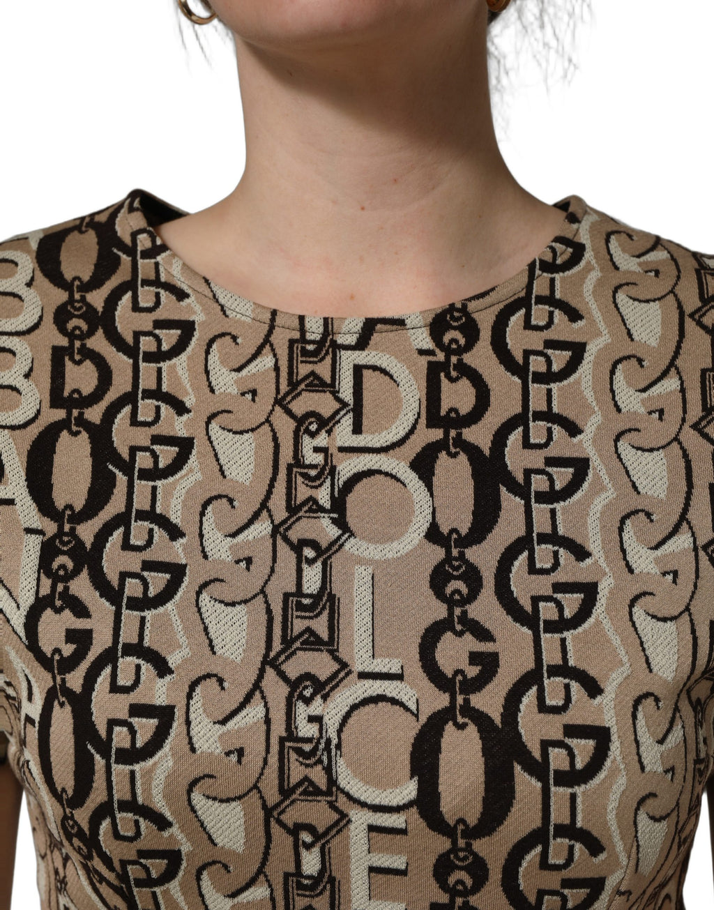 Dolce & Gabbana Braunes Etuikleid mit DG-Logo-Kette und kurzen Ärmeln