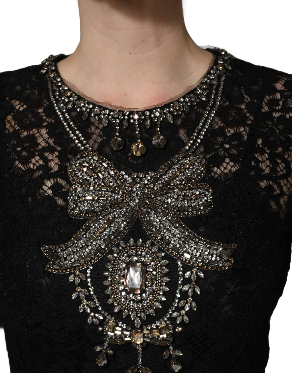 Dolce & Gabbana Elegantes Etuikleid mit schwarzen Kristallverzierungen, Midi-Länge