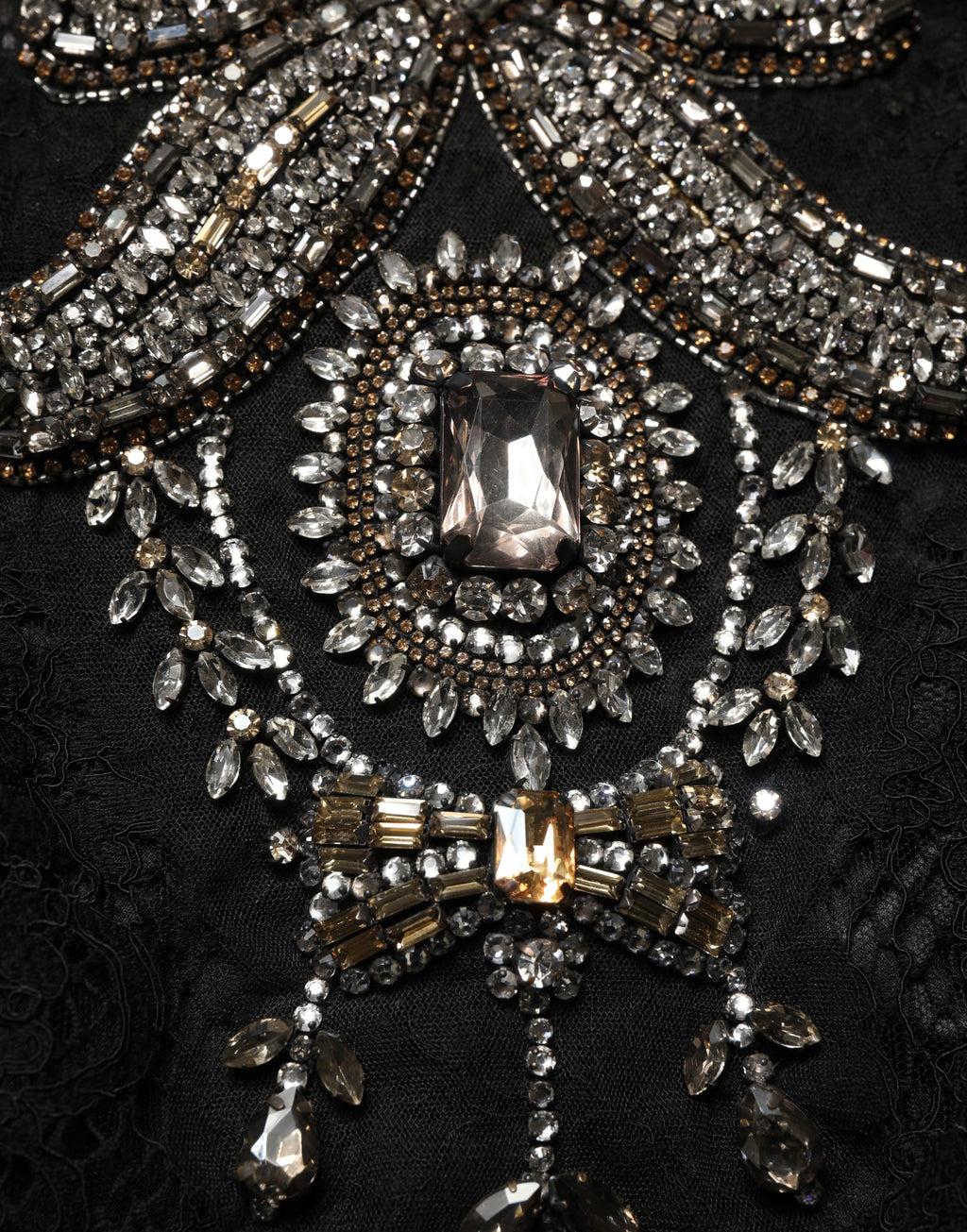 Dolce & Gabbana Elegantes Etuikleid mit schwarzen Kristallverzierungen, Midi-Länge