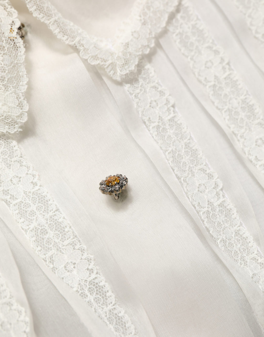 Dolce & Gabbana Weiße Rüschen-Bluse aus transparentem Seiden-Mix mit Knöpfen