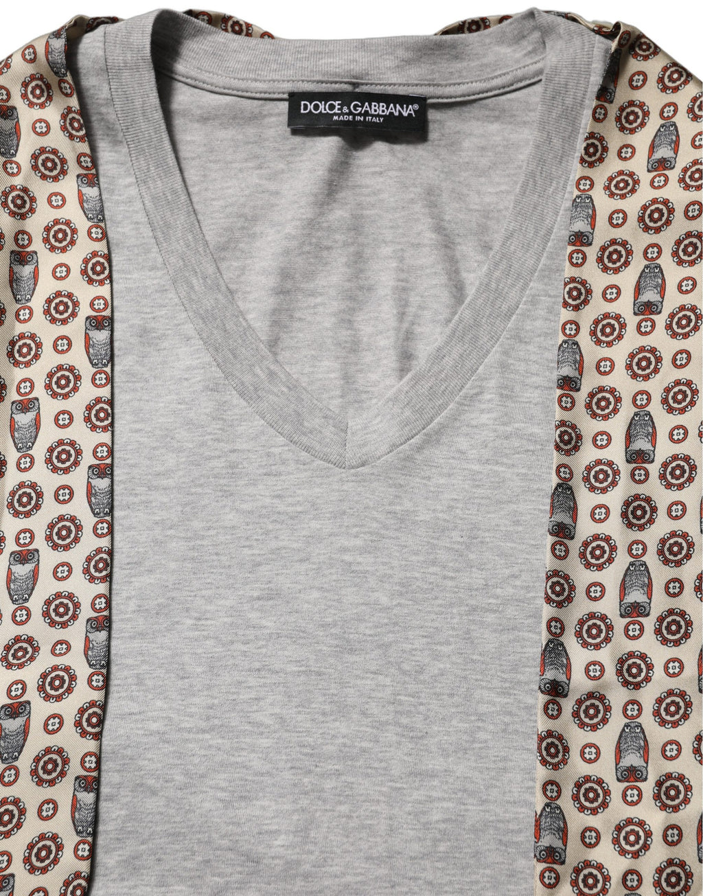 Dolce & Gabbana Graues Baumwoll-T-Shirt mit V-Ausschnitt und Seidenschal-Detail