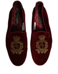 Dolce & Gabbana Burgunderrote Samt-Loafer mit Kronenstickerei