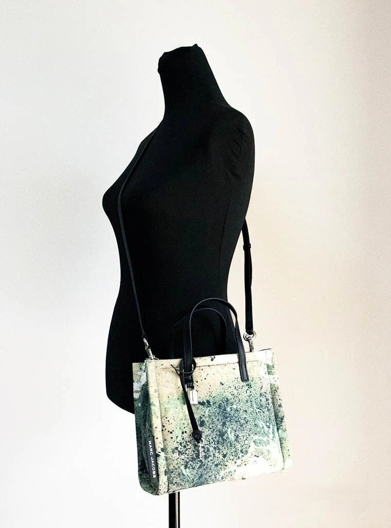 Marc Jacobs Mini Umhängetasche mit grünem Mehrfarben-Spritzlack-Print aus Nylon