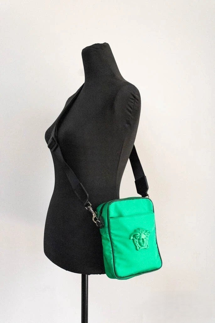 Versace Kleine Umhängetasche aus hellgrünem Nylon mit Medusa-Motiv