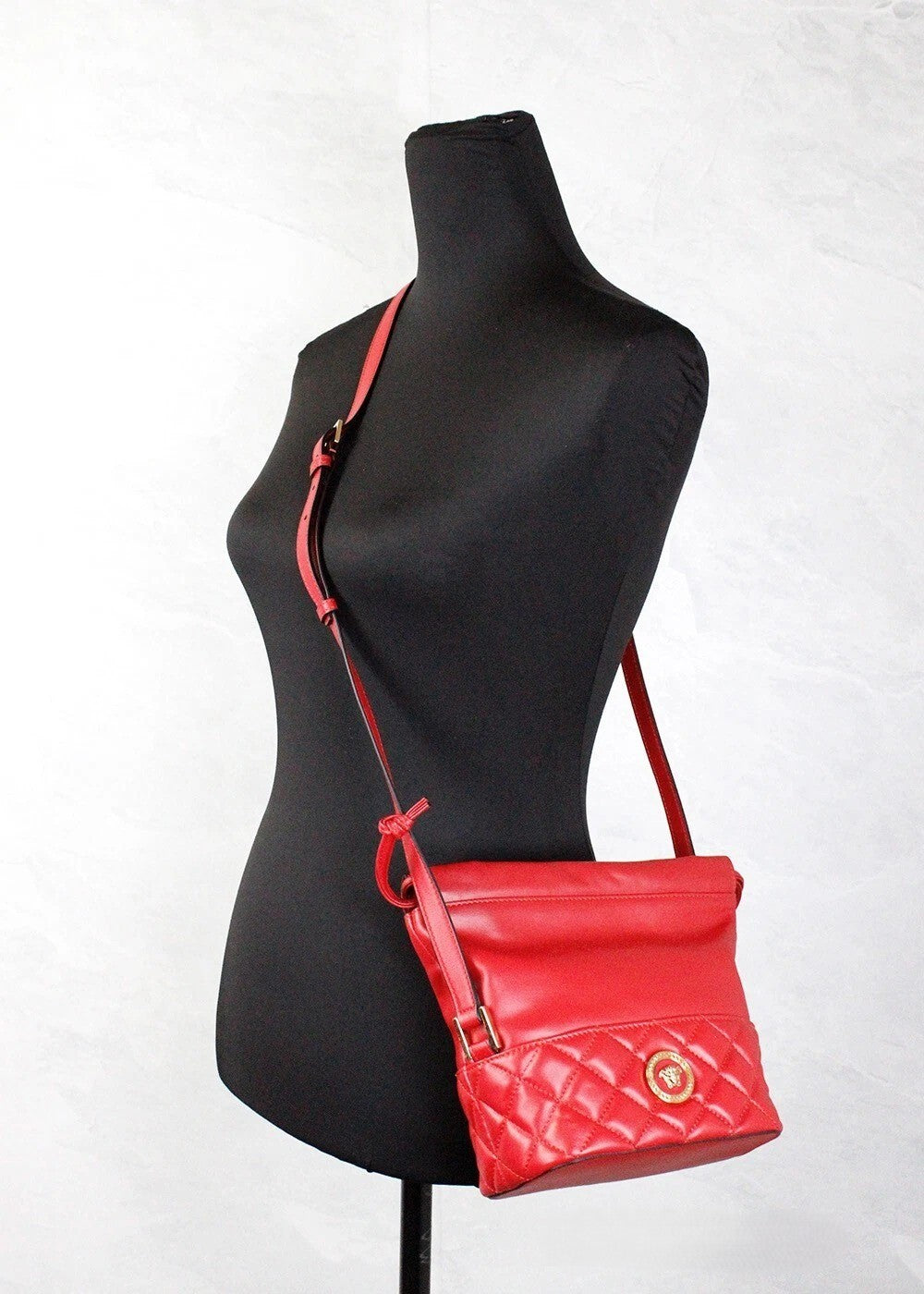 Versace Rote gesteppte Leder Beuteltasche mit Kordelzug Schultertasche Umhängetasche