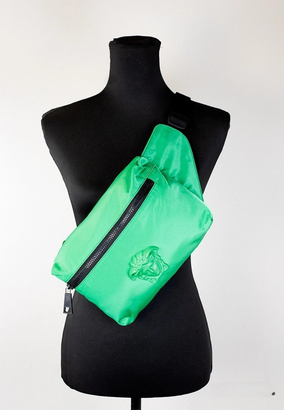 Versace Kleine Gürteltasche aus mattem, leuchtend grünem Nylon mit Medusa-Logo