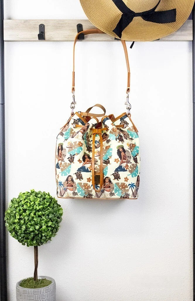 Dooney & Bourke Disney Medium Moana Umhängetasche aus beschichteter Baumwolle
