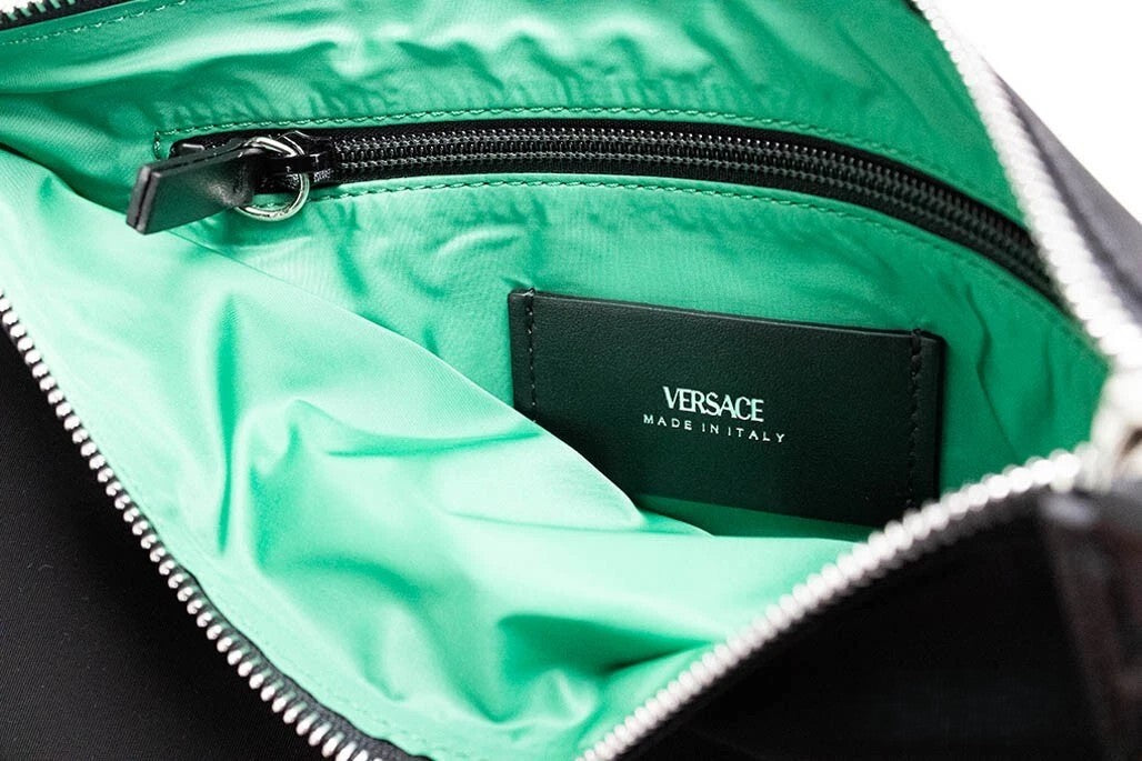 Versace Große schwarze Nylon-Pochette mit Medusa-Motiv, als Clutch und Handgelenktasche tragbar