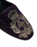 Dolce & Gabbana Lila Samt Loafer mit Kronenstickerei