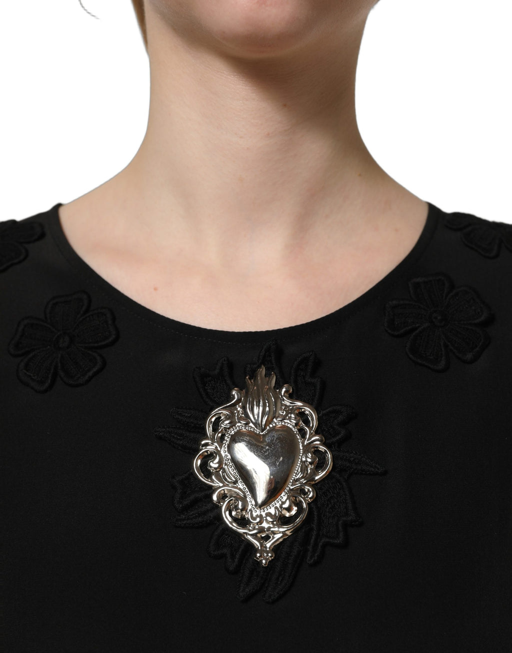 Dolce & Gabbana Schwarze Seidenbluse mit Herz-Applikation und Blumenmuster
