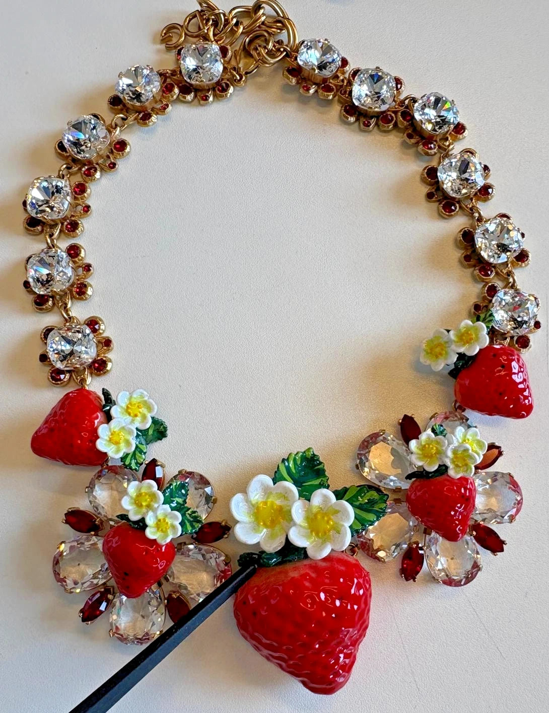 Dolce & Gabbana Halskette mit FRUIT-Anhängern aus goldfarbenem Messing, Blumen und Kristall-Logo