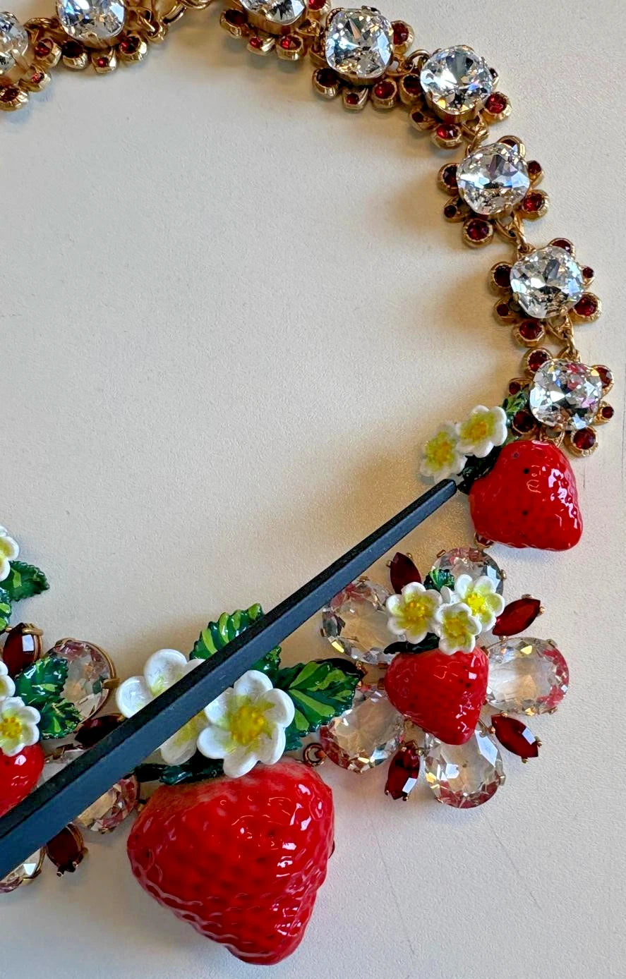 Dolce & Gabbana Halskette mit FRUIT-Anhängern aus goldfarbenem Messing, Blumen und Kristall-Logo