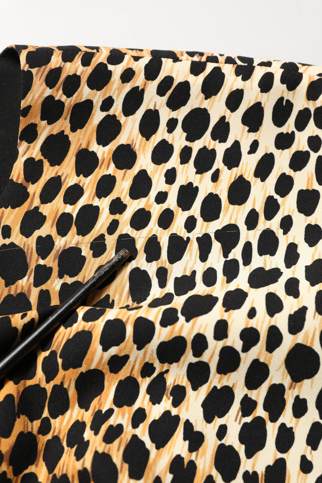 Dolce & Gabbana Braunes Etuikleid aus Seide mit Leopardenmuster, Midi-Länge
