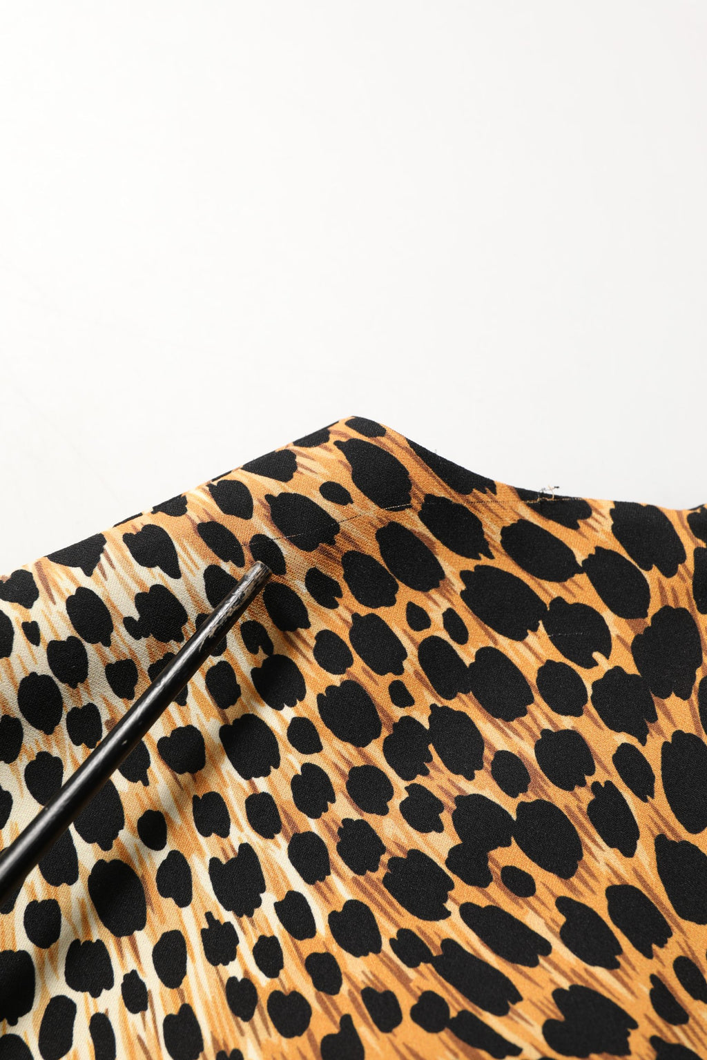 Dolce & Gabbana Braunes Etuikleid aus Seide mit Leopardenmuster, Midi-Länge
