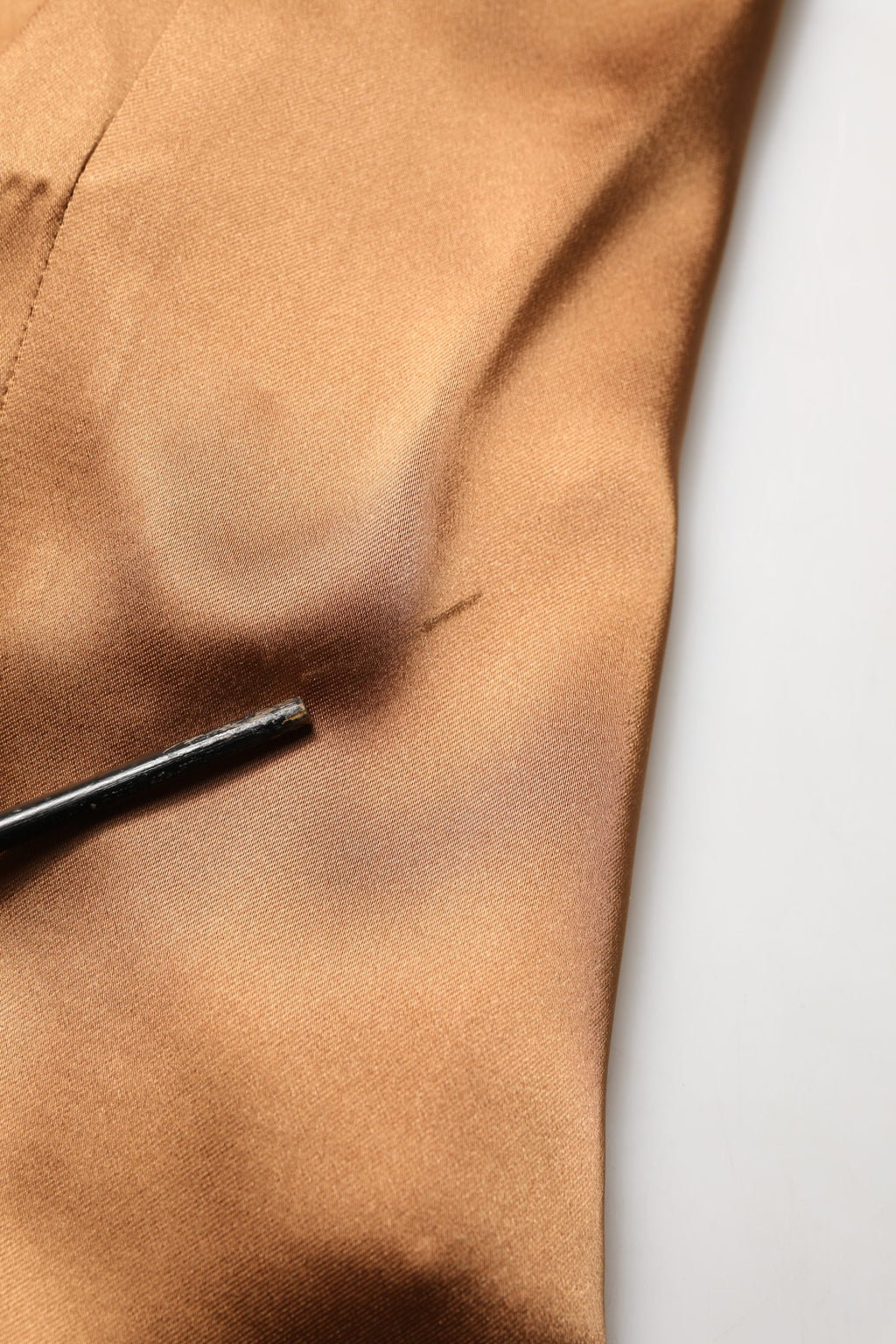Emporio Armani Braunes Wickelkleid aus Satin und Acetat, Etui-Silhouette, Mini-Länge, mit Gürtel