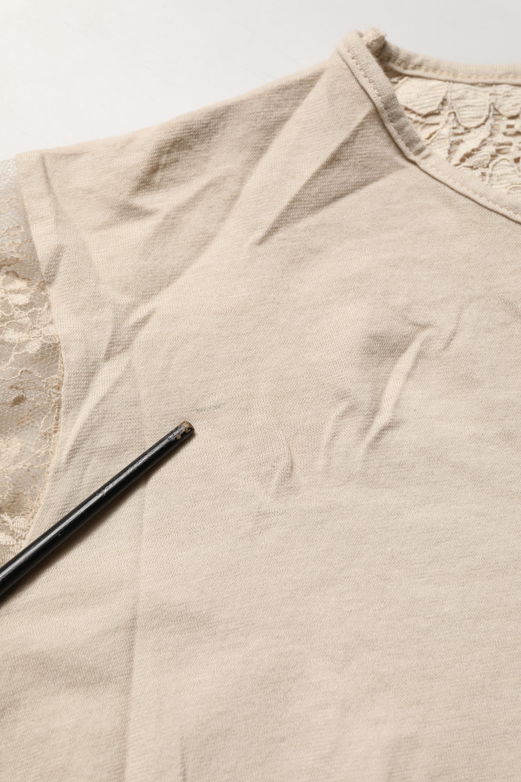 PINK MEMORIES Beige Baumwoll-Oberteil mit Spitzendetails und Rundhalsausschnitt