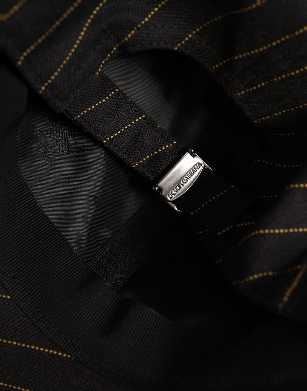 Dolce & Gabbana Schwarze Baseballkappe aus Baumwolle mit goldenen Nadelstreifen