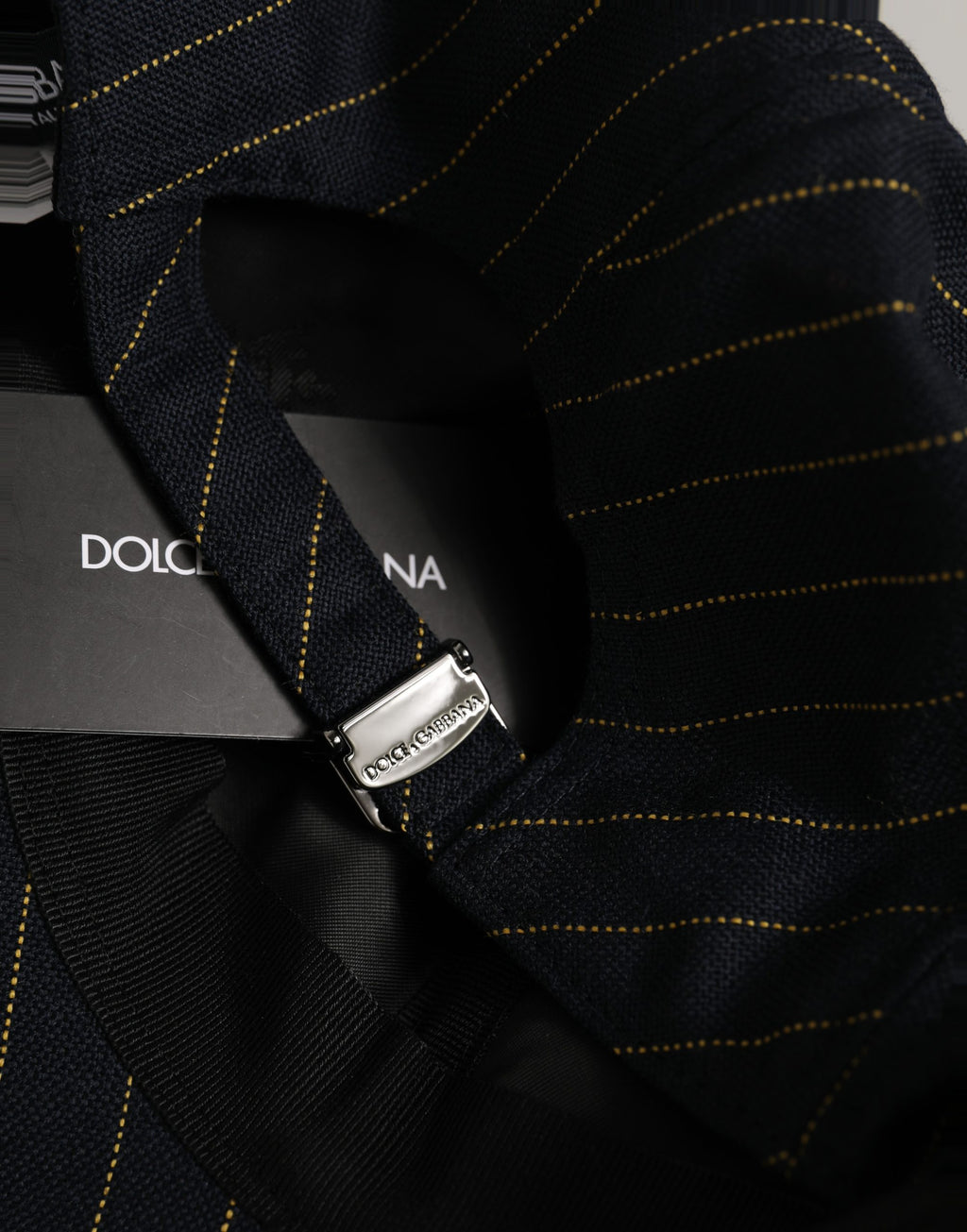 Dolce & Gabbana Schwarze Baseballkappe aus Baumwolle mit goldenen Nadelstreifen