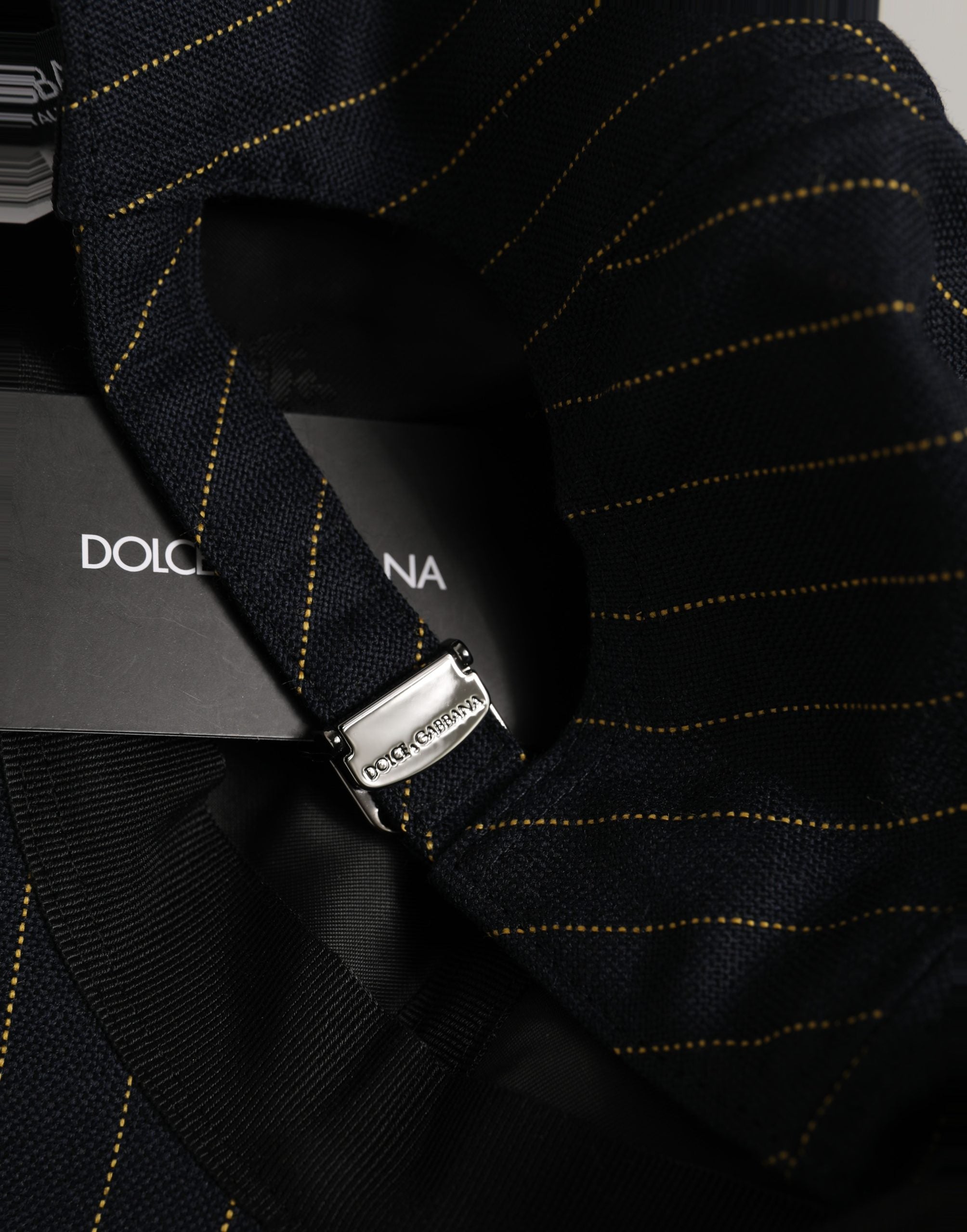 Dolce & Gabbana Schwarze Baseballkappe aus Baumwolle mit goldenen Nadelstreifen