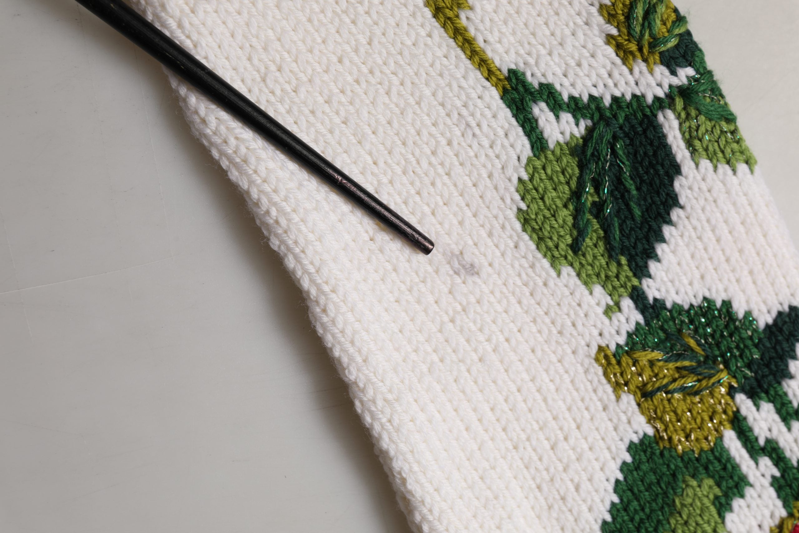 Dolce & Gabbana Weißer Wollpullover mit Blumenmuster und Rundhalsausschnitt