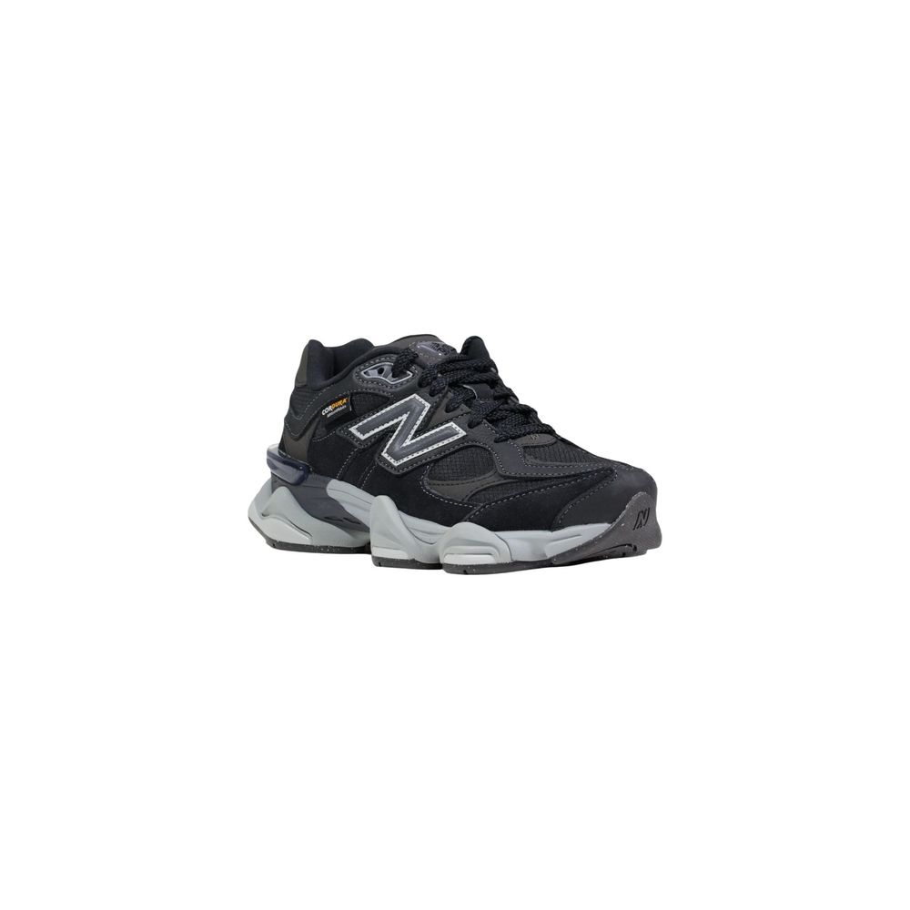 New Balance Schwarze Wildleder-Sneaker mit klobiger Sohle