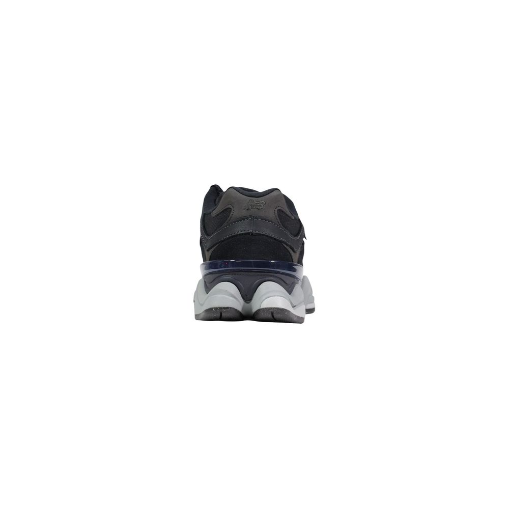 New Balance Schwarze Wildleder-Sneaker mit klobiger Sohle
