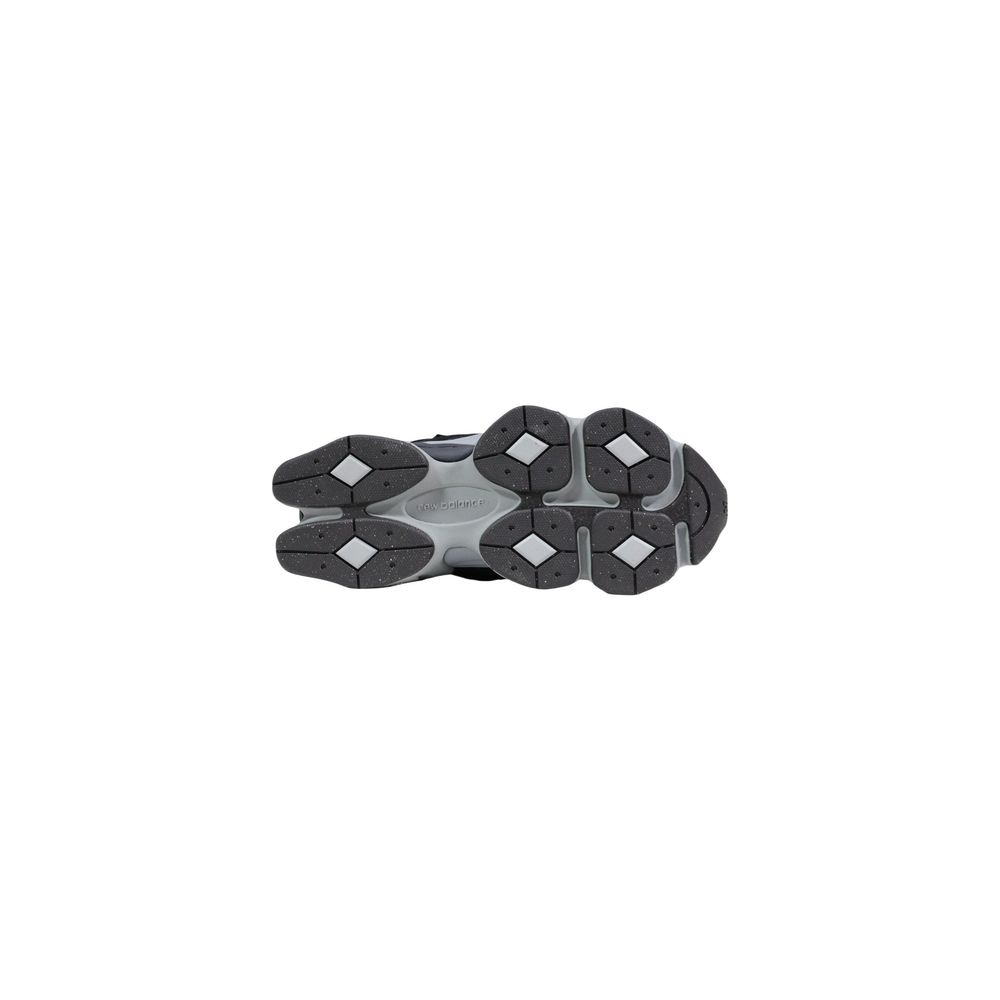 New Balance Schwarze Wildleder-Sneaker mit klobiger Sohle