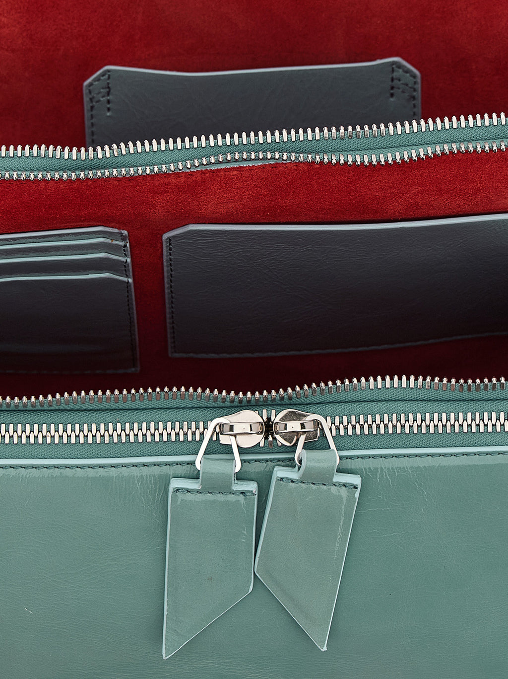The Attico Schultertasche aus blauem Kalbsleder