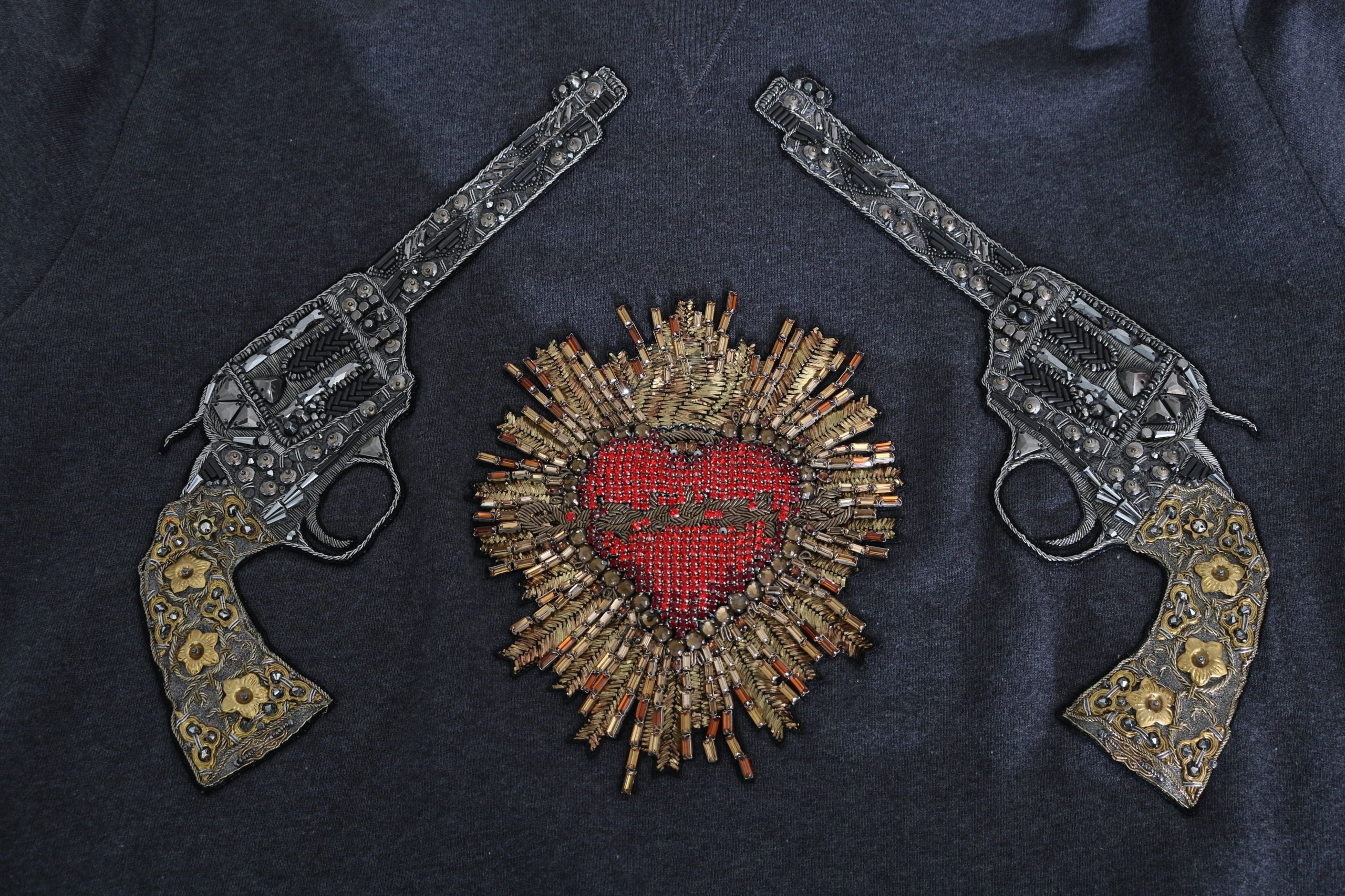 Dolce & Gabbana Grauer Pullover mit Kapuze und rotem Kristallherz Gun