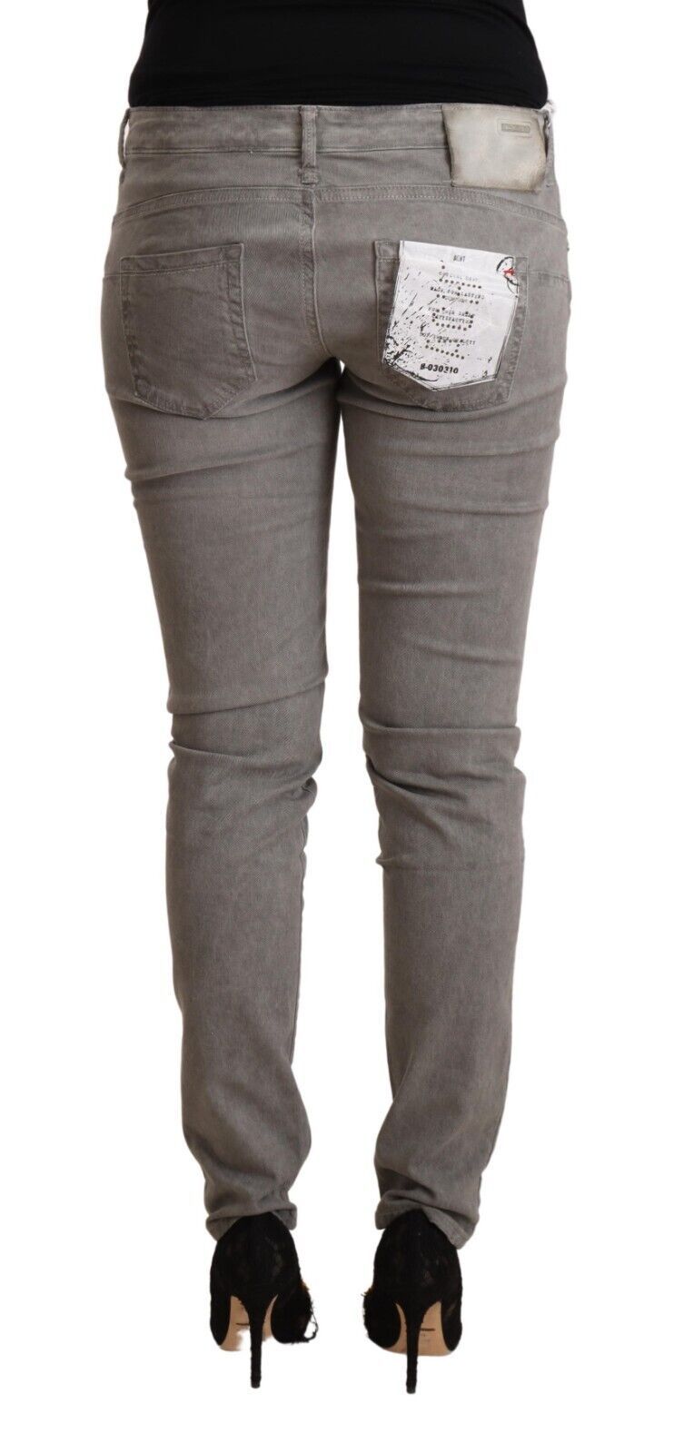 Acht Hellgraue Slim Fit Denim Jeans aus gewaschener Baumwolle