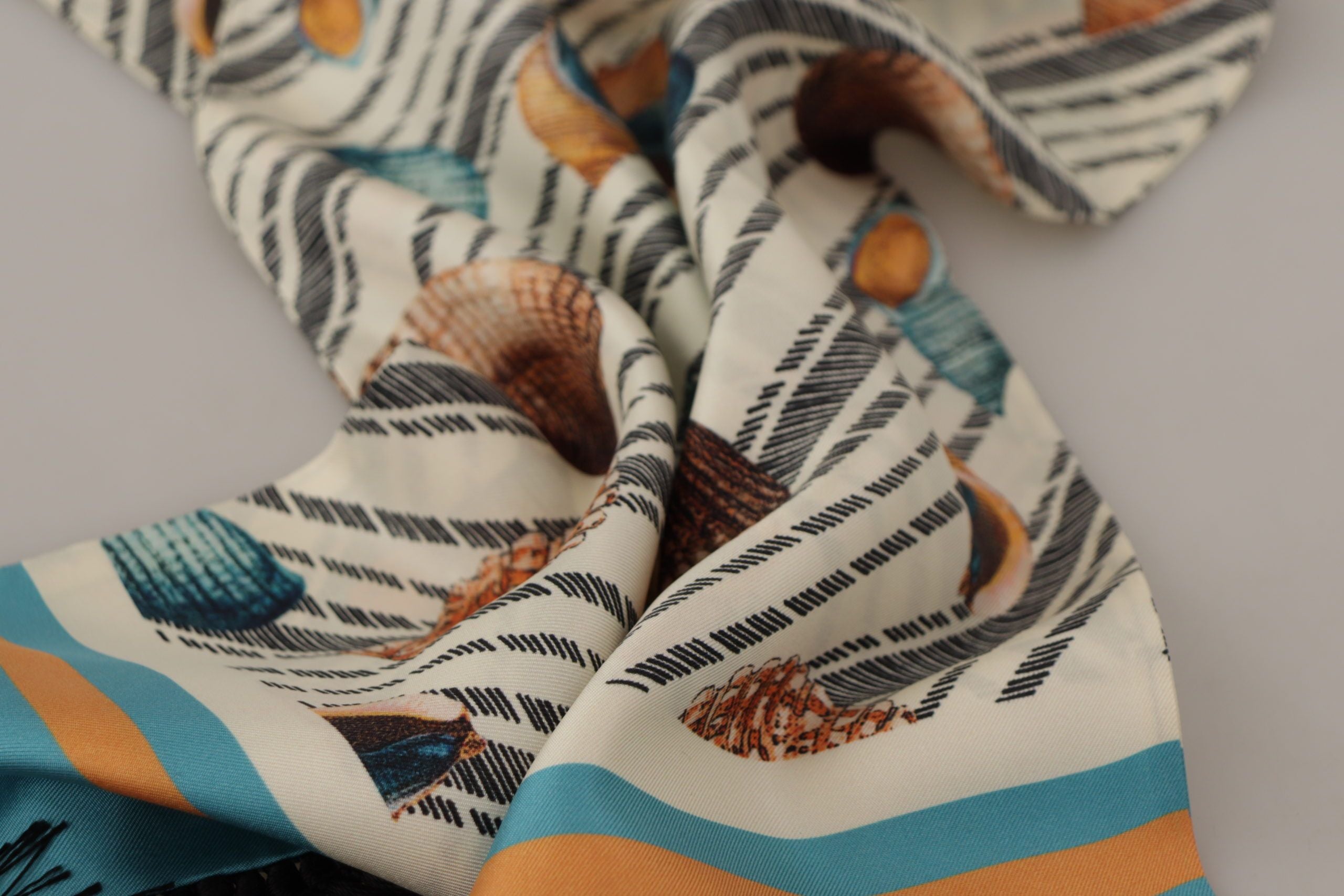 Dolce & Gabbana Multicolor Muscheln DG Print Seidenschal Fransenschal