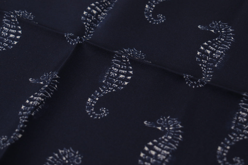 Dolce & Gabbana Blaues Seepferdchen DG Bedrucktes Quadratisches Taschentuch Schal