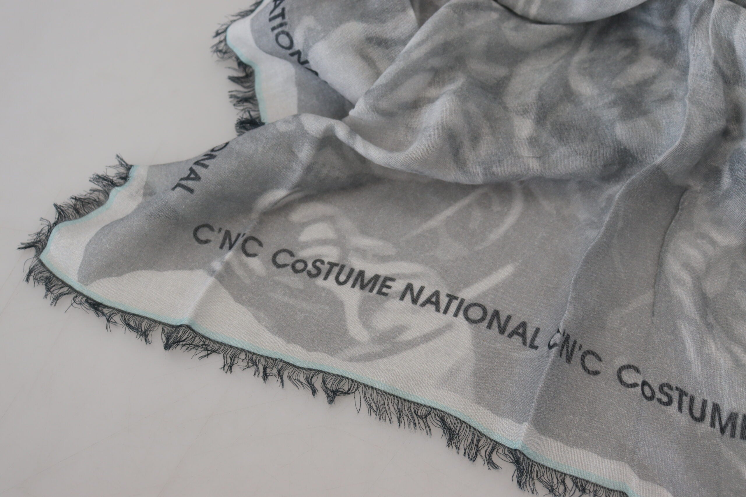 Costume National Grauer Print-Schal Foulard Fransenschal