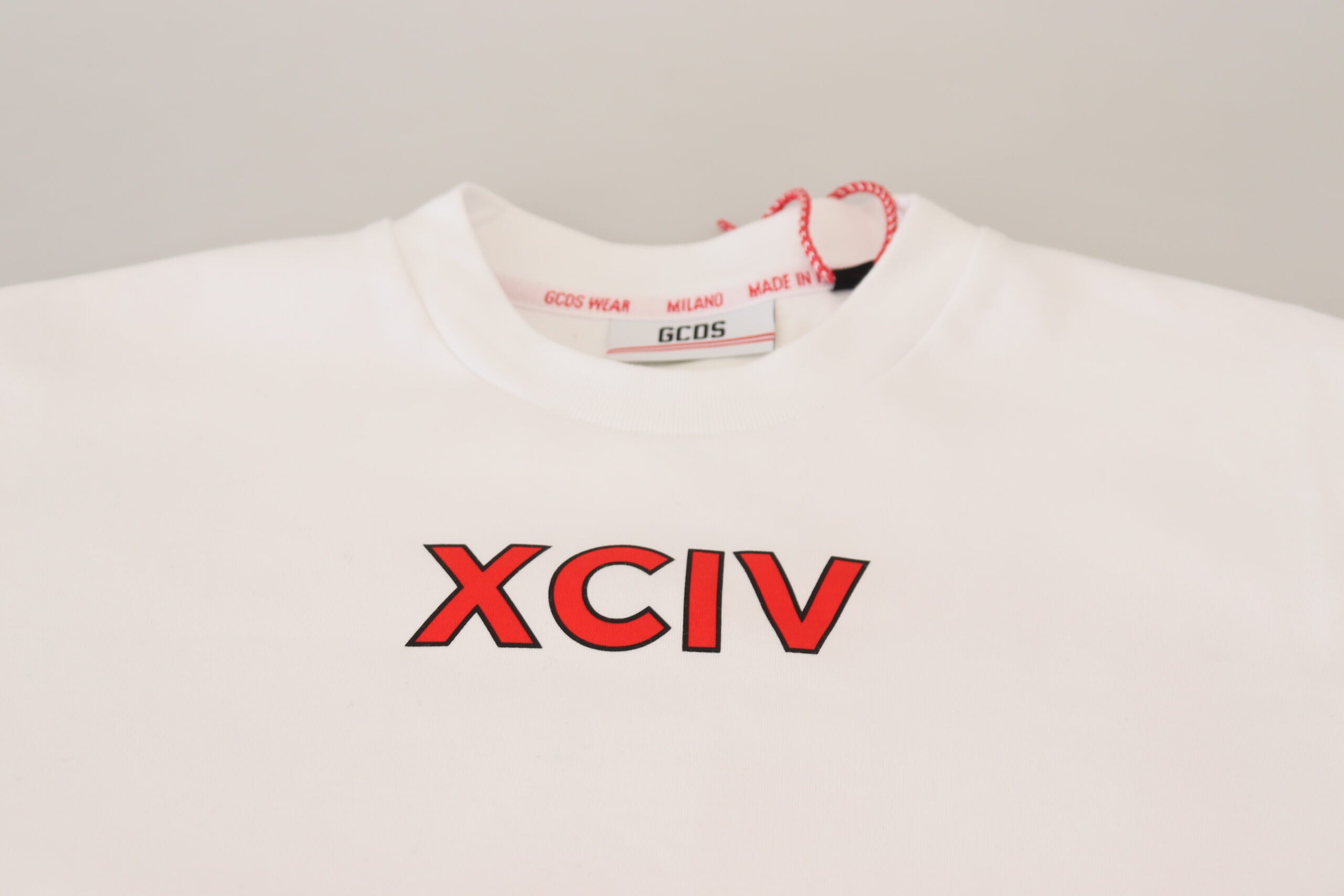 GCDS white T-shirt with logo print and short sleeves in cotton