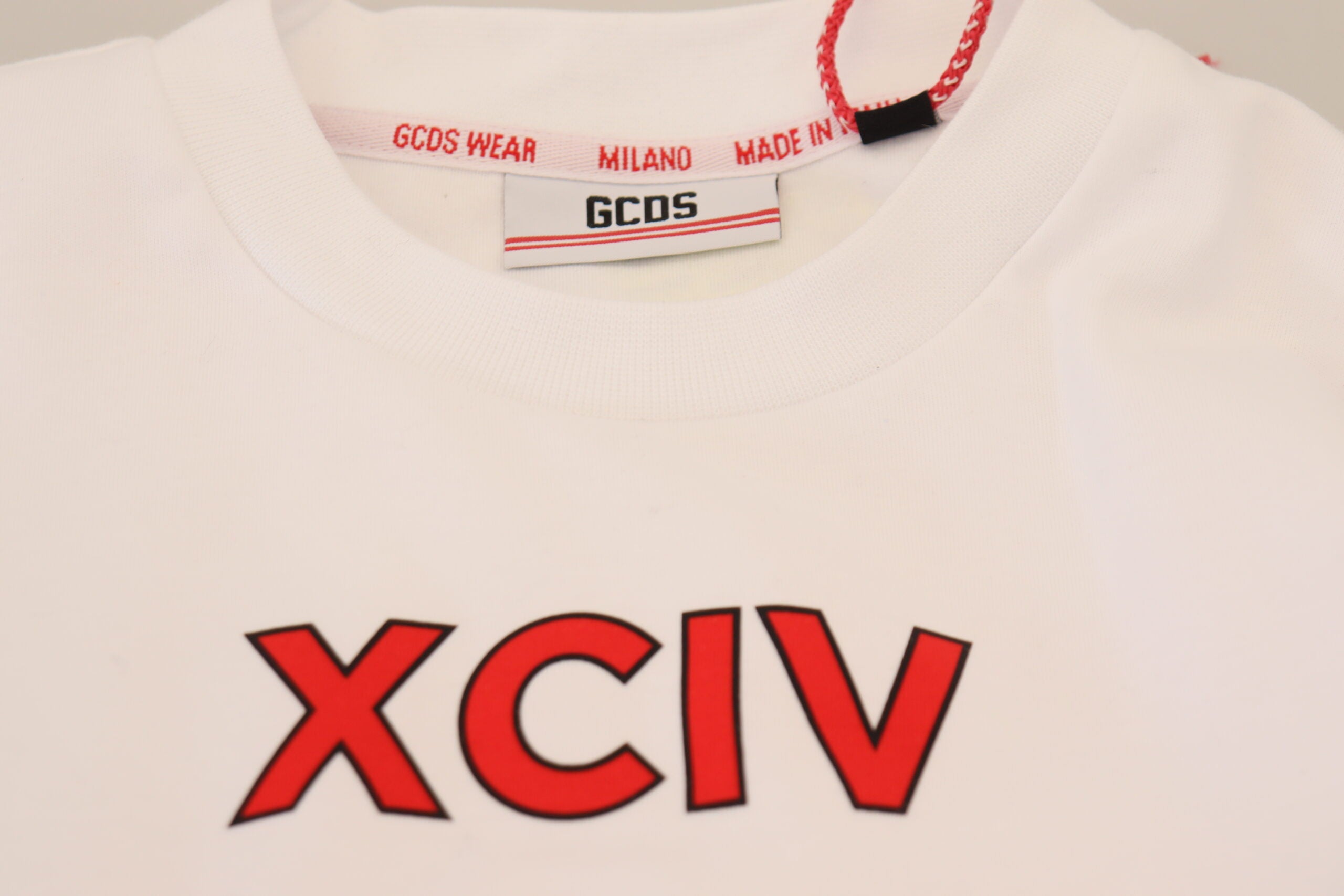 GCDS white T-shirt with logo print and short sleeves in cotton