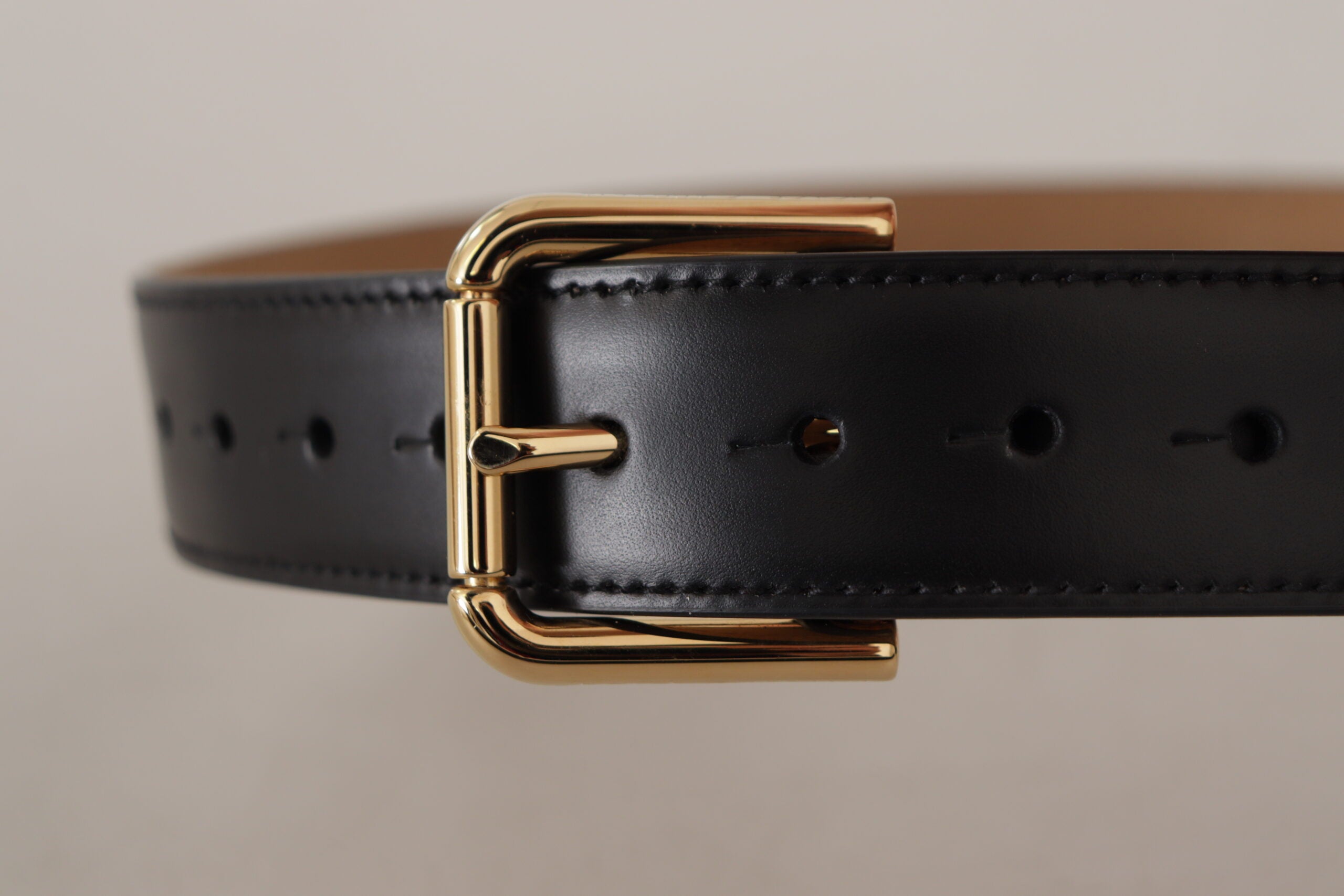 Dolce & Gabbana Schwarzes Massivleder Klassischer Gürtel mit goldener Taillenschnalle