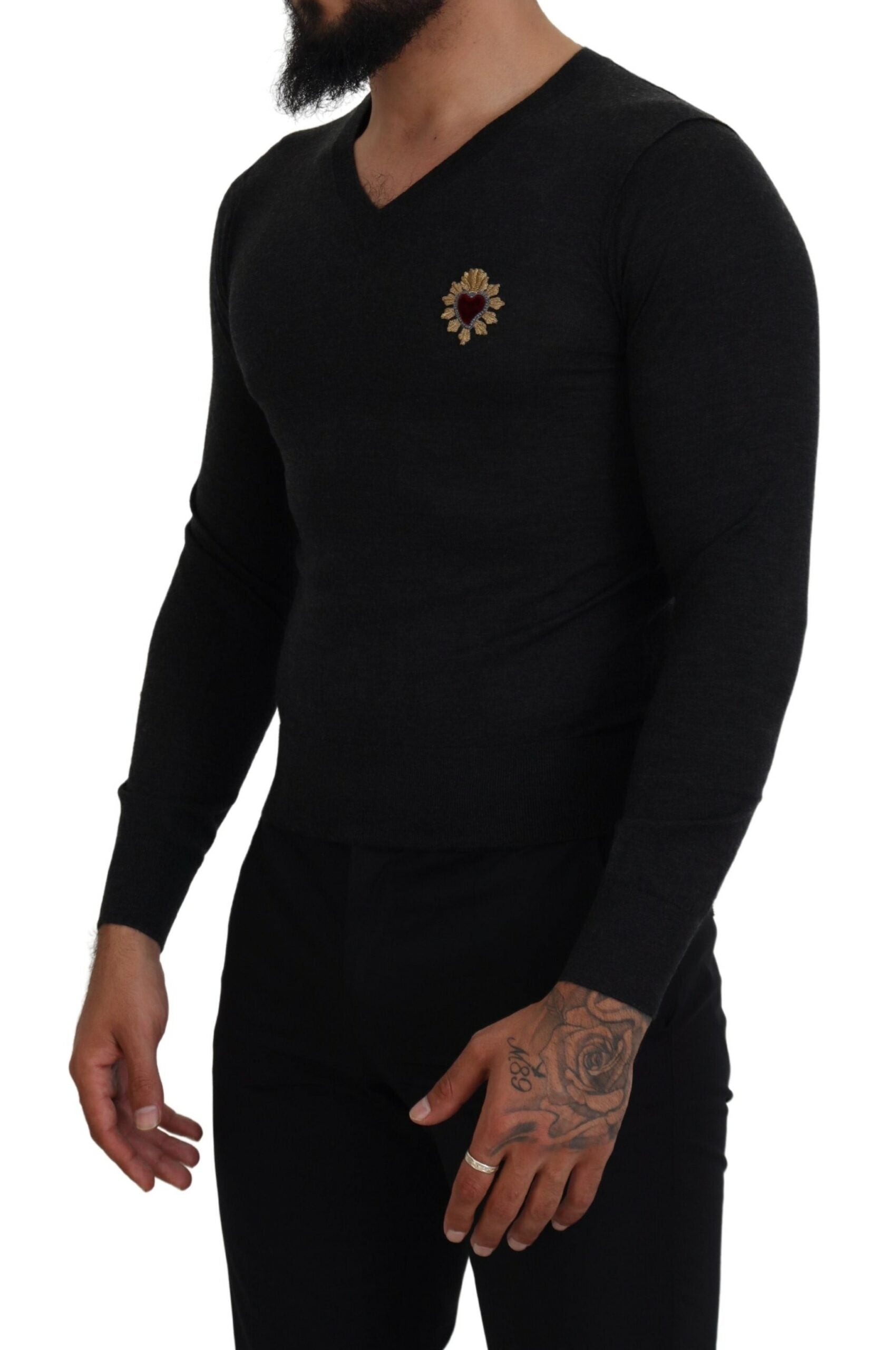 Dolce & Gabbana Grauer Kaschmirpullover mit V-Ausschnitt und goldenem Herz
